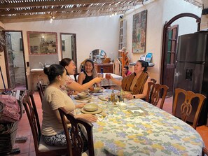 Frigorífico, horno, placa de cocina y utensilios de cocina