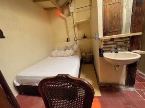 Habitación clásica | Escritorio y espacio para trabajar con laptop 