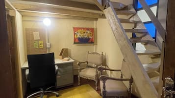 Quarto club | Escrivaninha, espaço de trabalho para notebook