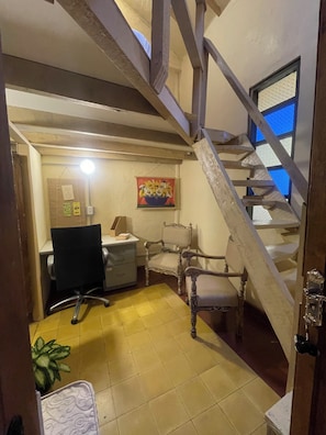 Quarto club | Escrivaninha, espaço de trabalho para notebook