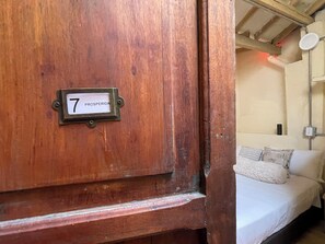 Desk, laptop workspace, iron/ironing board, free WiFi - Coliving Granada (Envigado)