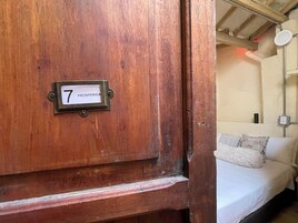 Escritorio y espacio para trabajar con laptop 