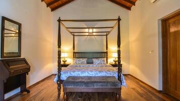 Deluxe dubbelrum - 1 kingsize-säng - badkar - utsikt mot trädgården