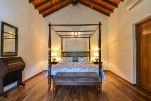 Deluxe dubbelrum - 1 kingsize-säng - badkar - utsikt mot trädgården