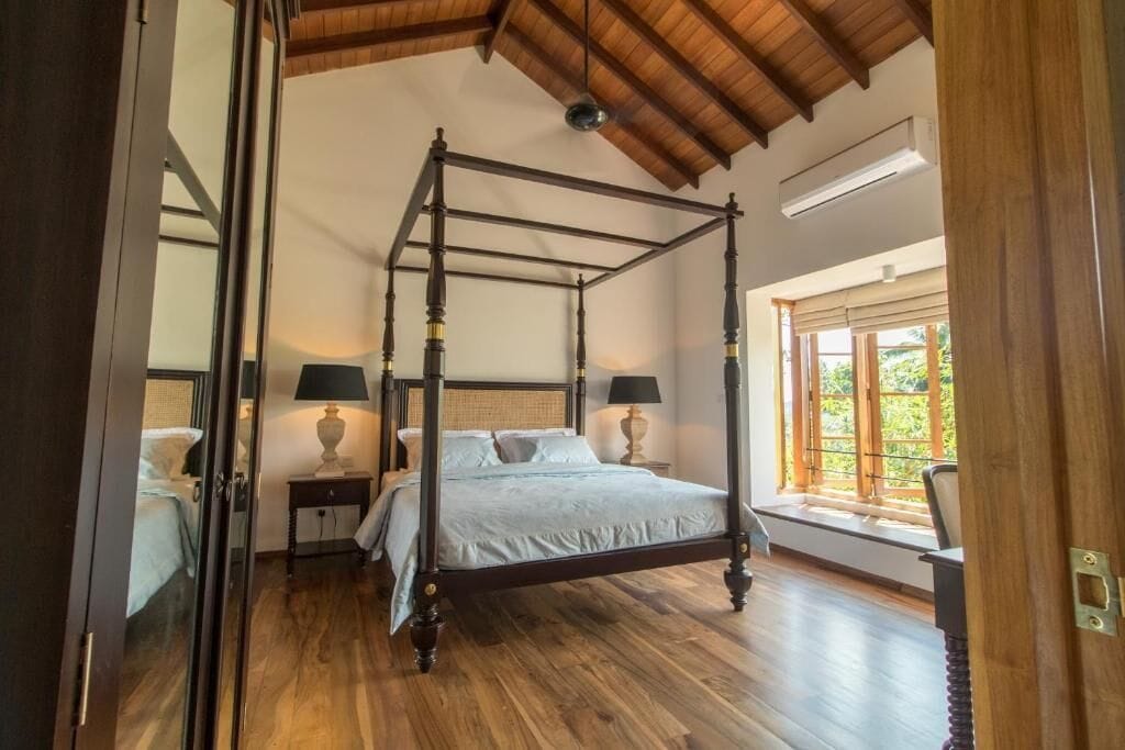 Chambre Double Deluxe, 1 très grand lit, baignoire, vue jardin | Draps fournis