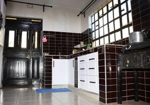 Cookware/dishes/utensils - Laikipia bush stay by Ol Pejeta gate - 2339 (Thuthuriki)