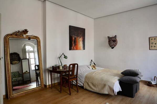 1 habitación, tabla de planchar con plancha, internet y ropa de cama