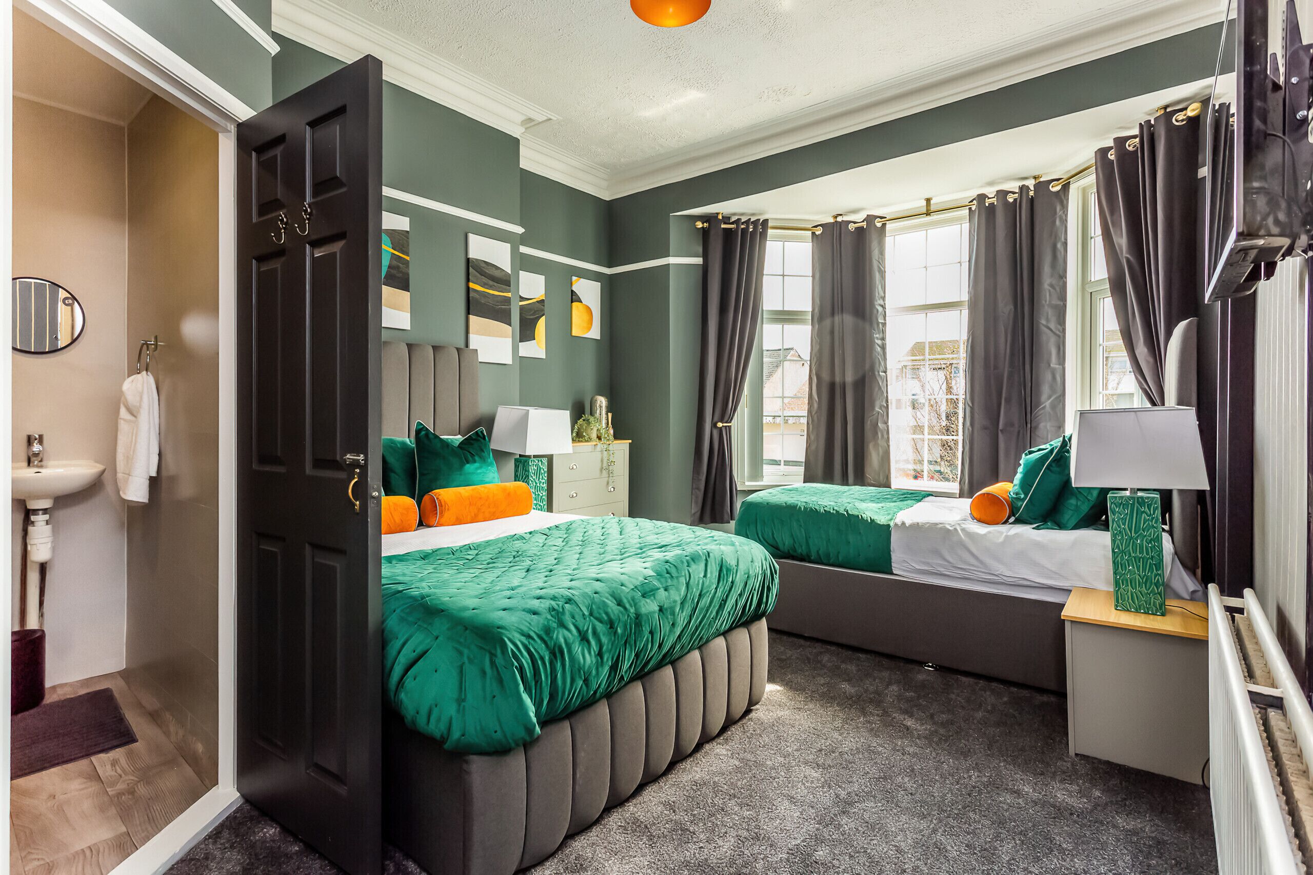 8 chambres, fer et planche à repasser, Wi-Fi gratuit, draps fournis