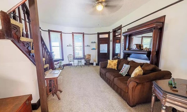 Smart TV - Potomac Pearl - Waterfront Victorian on The Point near the Beach - Potomac View (Colonial Beach)