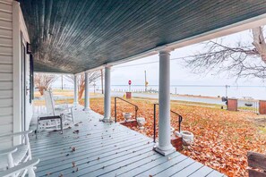 Terrace/patio - Potomac Pearl - Waterfront Victorian on The Point near the Beach - Potomac View (Colonial Beach)