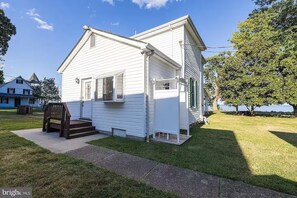 Exterior - Potomac Pearl - Waterfront Victorian on The Point near the Beach - Potomac View (Colonial Beach)