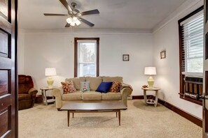 Smart TV - Potomac Pearl - Waterfront Victorian on The Point near the Beach - Potomac View (Colonial Beach)