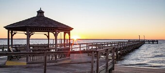 The Pearl - Waterfront Retreat  • 4BR • 7 Bed • Family / Friends / Pets