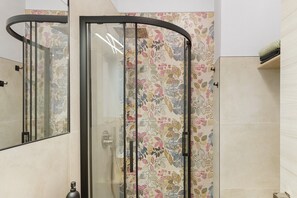 Shower, hair dryer, towels - Apartment 'Citrus Garden' with Mountain View, Wi-Fi and Air Conditioning (Cisano sul Neva)