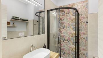 Suihku, hiustenkuivaaja, pyyhkeet