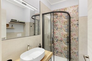 Suihku, hiustenkuivaaja, pyyhkeet