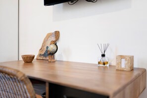 Interior - Apartment 'Citrus Garden' with Mountain View, Wi-Fi and Air Conditioning (Cisano sul Neva)