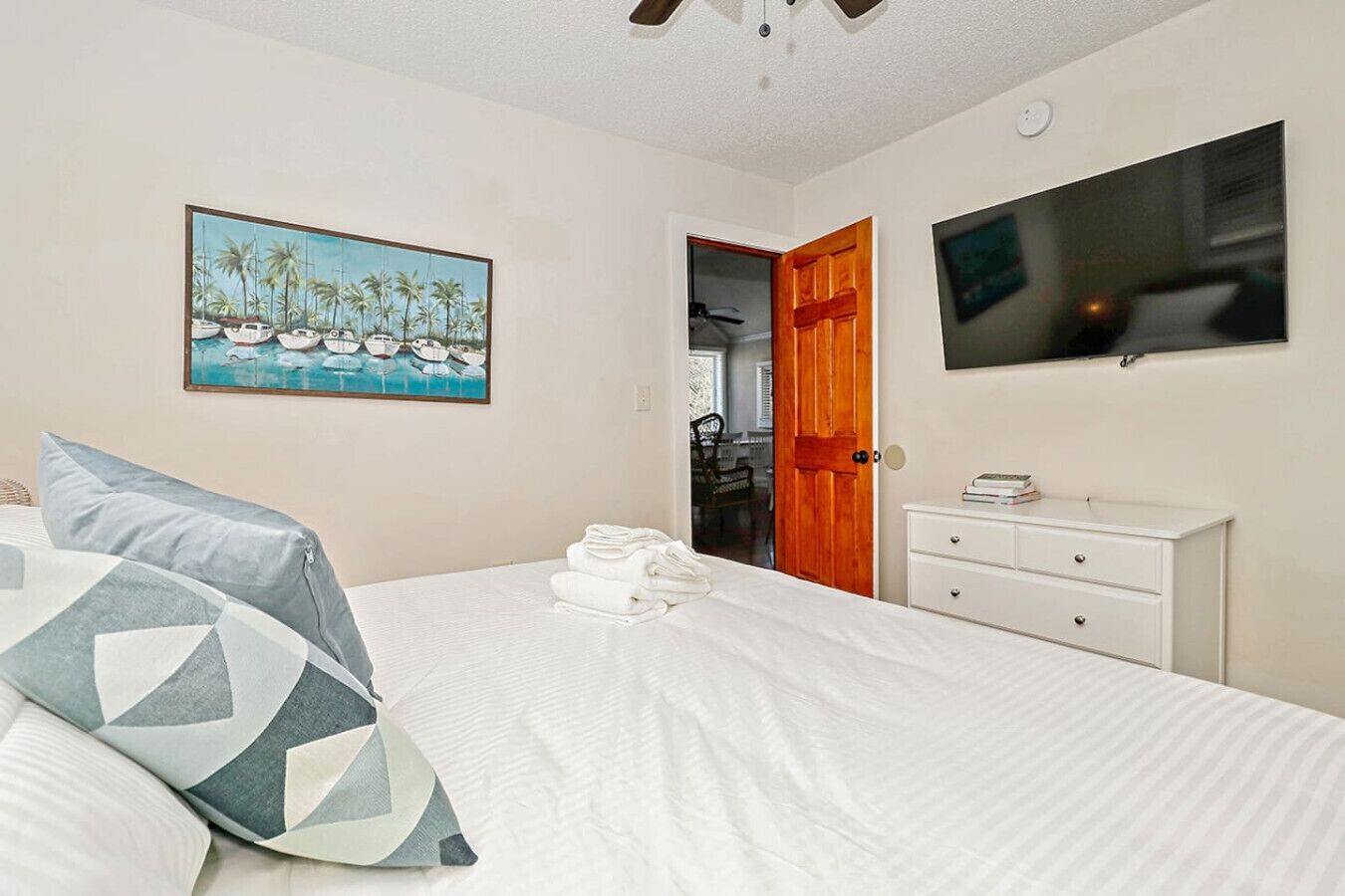 2 bedrooms, desk, iron/ironing board, WiFi