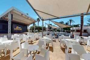 Outdoor dining - Marinda Garden Aparthotel (Ciutadella de Menorca)