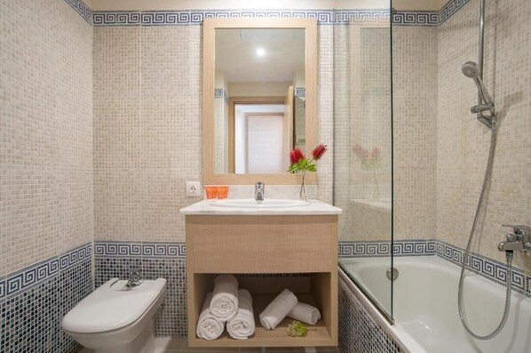 A bathroom with a toilet, sink, and bathtub. - Holiday Village Bonavista de Bonmont (Mont-roig del Camp)
