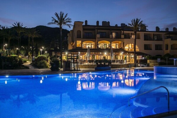 حمّام سباحة خارجي