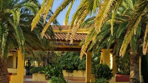 A hotel entrance with a tiled roof, palm trees, and a sign that reads "Hotel & Spa". - Holiday Village Bonavista de Bonmont (Mont-roig del Camp)