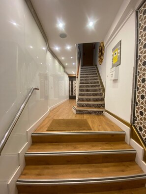 المنشأة من الداخل