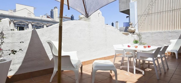 Outdoor dining - Uma Suites Luxury Midtown (Barcelona)