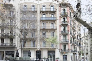 Exterior - Uma Suites Luxury Midtown (Barcelona)