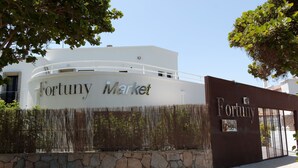 A building with a sign that reads "Fortuny Market". - FBC Fortuny Resort - Adults Only (San Bartolomé de Tirajana)