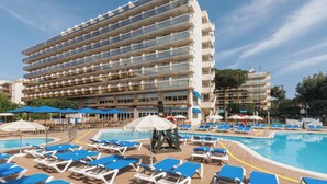 A hotel with multiple balconies, a swimming pool, and sun loungers. - Marinada Hotel (Salou)