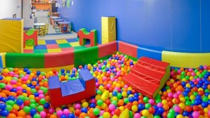 A play area with colorful foam blocks and a ball pit. - Marinada Hotel (Salou)