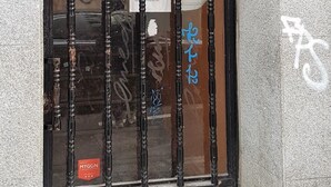 A hostel entrance with a blue sign reading "hostelera youth hostel" and a website address.