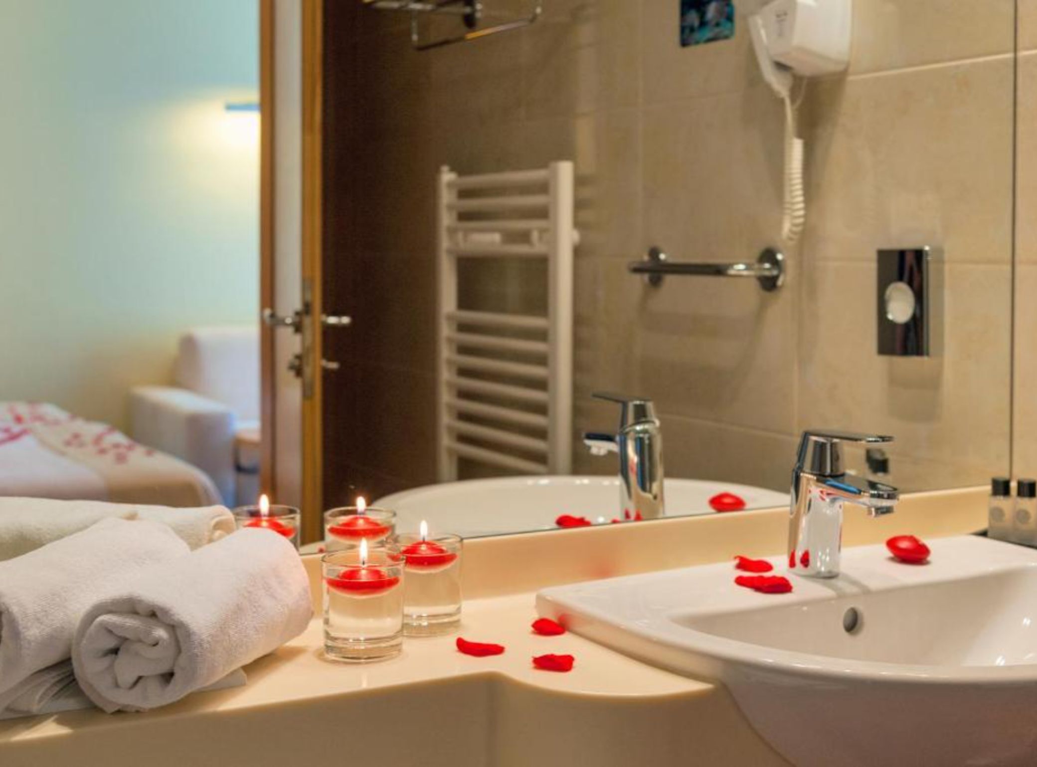 Suite (Panorama Suite With Private Bathroom) | Bathroom | Bathtub, towels