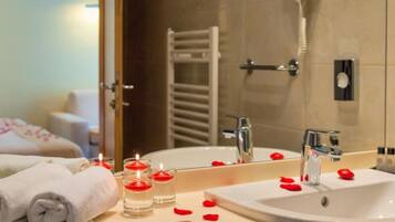 Suite (Panorama Suite With Private Bathroom) | Bathroom | Bathtub, towels