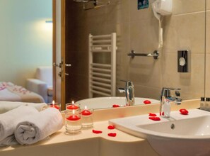 Suite (Panorama Suite With Private Bathroom) | Bilik Mandi | Tab mandi, tuala disediakan 