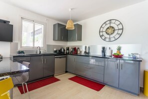 Réfrigérateur, four à micro-ondes, un four, surface de cuisson