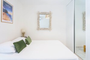 2 bedrooms, iron/ironing board, WiFi, bed sheets