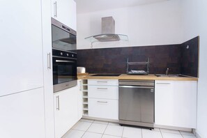 Réfrigérateur, micro-ondes, four, plaque de cuisson