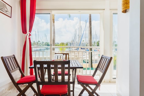 Cozy apartment overlooking the Marina - Le Gwadinina