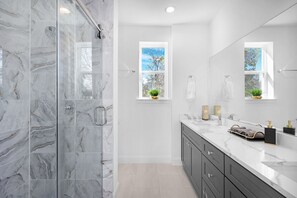 Hair dryer, towels, soap, shampoo - Downtown 4BR Modern 3-Story Home w/ Rooftop & EV (Houston)
