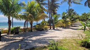 En la playa y toallas de playa 