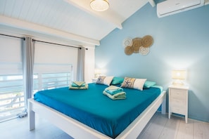Tabla de planchar con plancha, wifi y ropa de cama