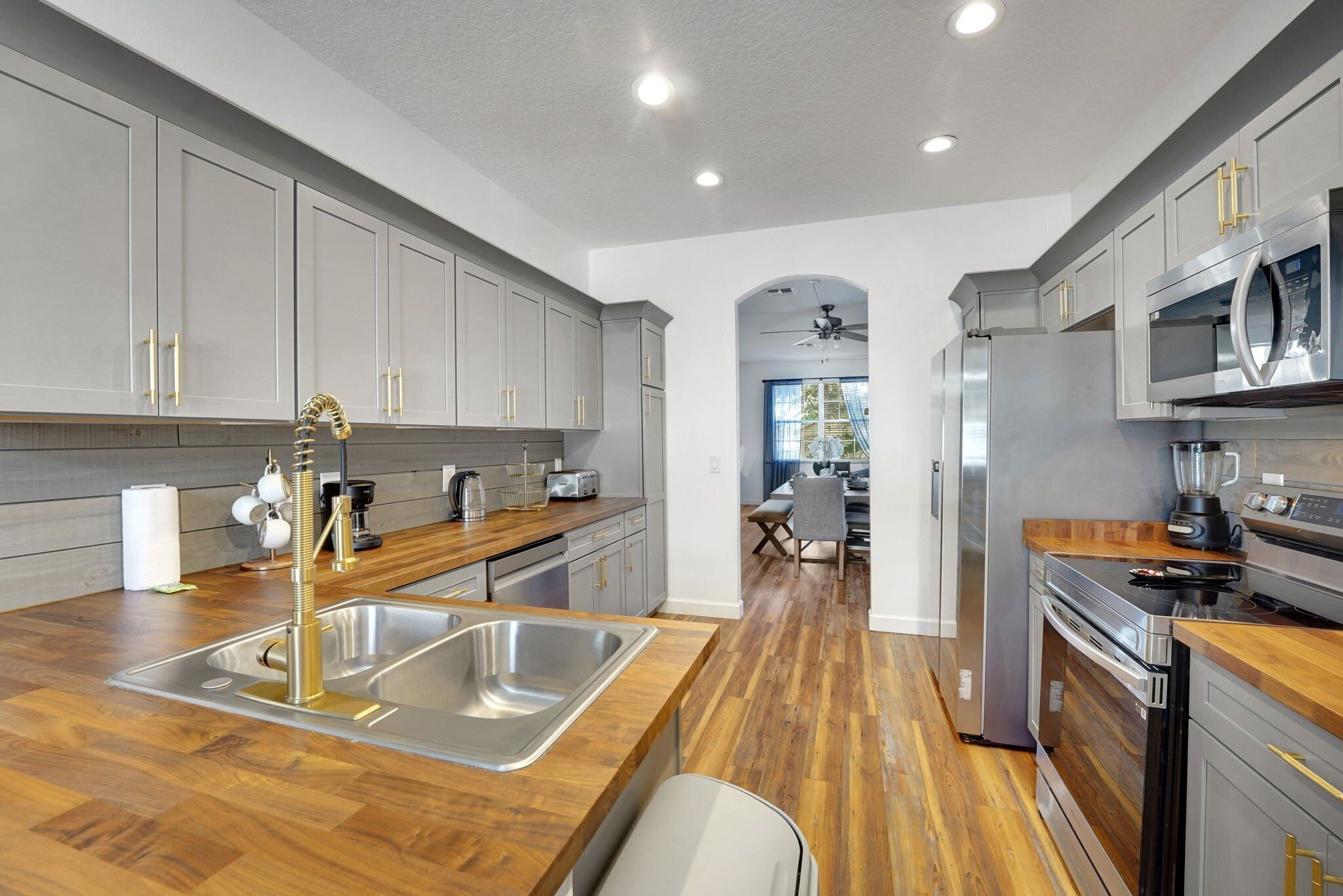 Jääkaappi, mikroaaltouuni, uuni, astianpesukone