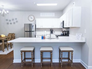 ثلاجة، ميكروويف، فرن، موقد طهي مسطح