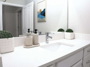 淋浴设施、吹风机、毛巾