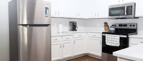 Jääkaappi, mikroaaltouuni, uuni, liesi