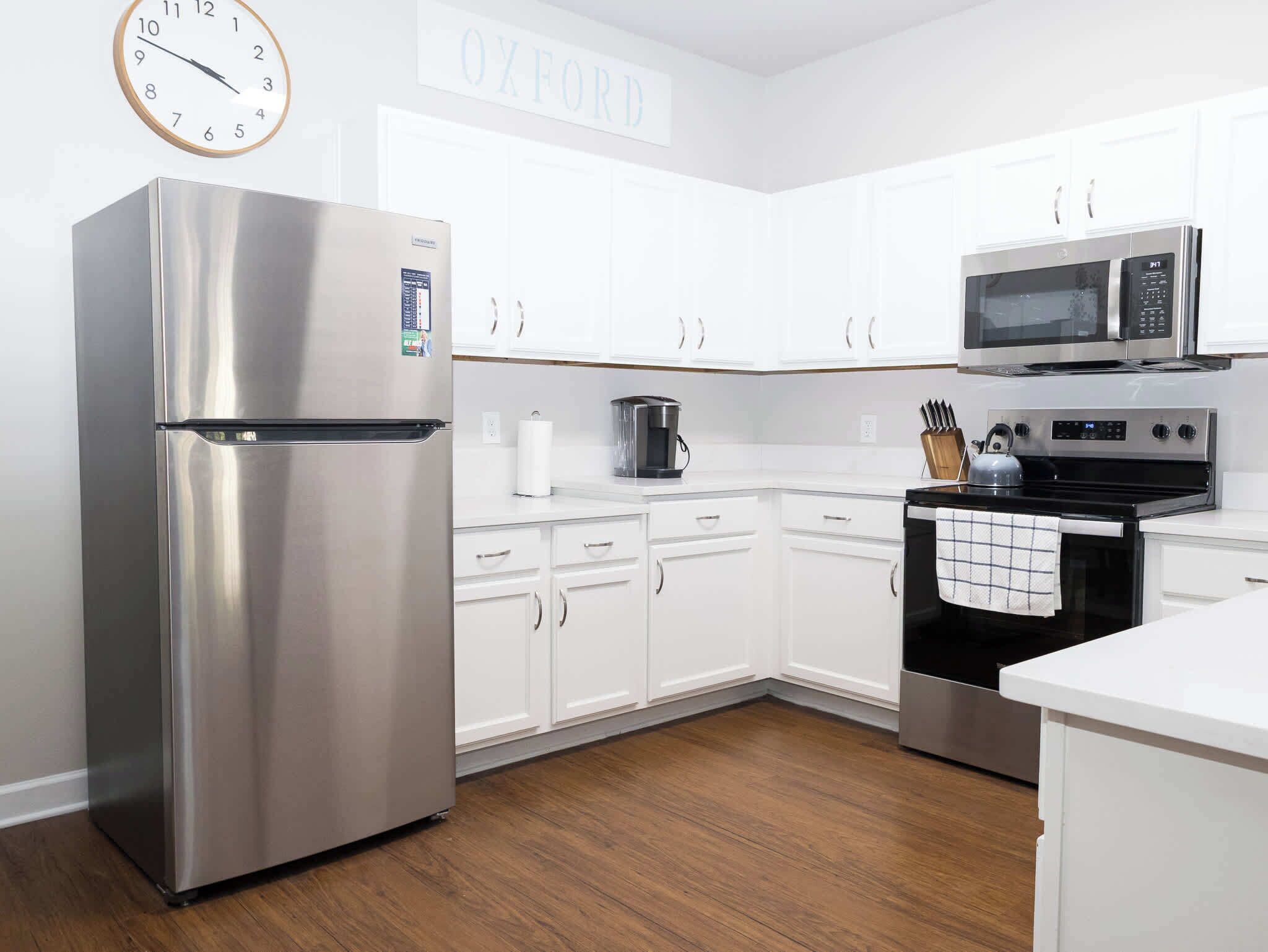 Réfrigérateur, micro-ondes, four, plaque de cuisson