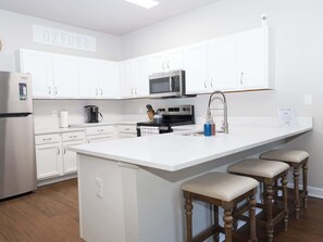 ثلاجة، ميكروويف، فرن، موقد طهي مسطح