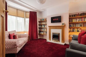 Smart-TV, Kamin, Bücher, Arbeitsbereiche